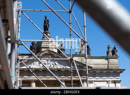 23. April 2020, Brandenburg, Potsdam: Hinter dem Gerüst des Stützpunkes der Garnisonskirche ist die façade Portalfassade des langen Stalls zu sehen. Im Inneren des rund 17 Meter hohen Sockelgebäudes soll auf zwei Etagen eine Kapelle, ein Café, ein großer Ausstellungsraum und Seminarräume errichtet werden. Der Umbau des Turms der ehemaligen Militärkirche soll bis Sommer 2022 abgeschlossen sein. Die Kirche wurde zwischen 1730 und 1735 nach Plänen des Architekten Philipp Gerlach erbaut und galt als ein bedeutendes Werk des preußischen Barock. Nach dem Bombenanschlag der Alliierten am 14. April Stockfoto