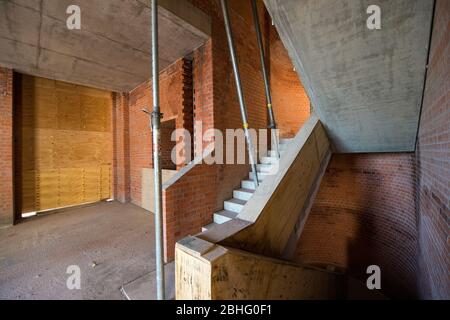 23. April 2020, Brandenburg, Potsdam: Die Treppe im ersten Stock des Grundrisses der Garnisonskirche im Muschelbereich. Im Inneren des rund 17 Meter hohen Sockels soll auf zwei Etagen eine Kapelle errichtet werden, neben einem Café, einem großen Ausstellungsraum und Seminarräumen. Der Umbau des Turms der ehemaligen Militärkirche soll bis Sommer 2022 abgeschlossen sein. Die Kirche wurde zwischen 1730 und 1735 nach Plänen des Architekten Philipp Gerlach erbaut und galt als ein bedeutendes Werk des preußischen Barock. Nach dem Bombenangriff der Alliierten am 14. April 1945 blieben nur noch Ruinen übrig, die sich in der Stockfoto