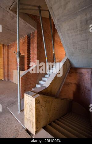 23. April 2020, Brandenburg, Potsdam: Die Treppe im ersten Stock des Grundrisses der Garnisonskirche im Muschelbereich. Im Inneren des rund 17 Meter hohen Sockels soll auf zwei Etagen eine Kapelle errichtet werden, neben einem Café, einem großen Ausstellungsraum und Seminarräumen. Der Umbau des Turms der ehemaligen Militärkirche soll bis Sommer 2022 abgeschlossen sein. Die Kirche wurde zwischen 1730 und 1735 nach Plänen des Architekten Philipp Gerlach erbaut und galt als ein bedeutendes Werk des preußischen Barock. Nach dem Bombenangriff der Alliierten am 14. April 1945 blieben nur noch Ruinen übrig, die sich in der Stockfoto