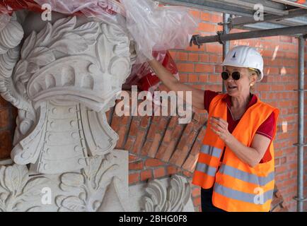 23. April 2020, Brandenburg, Potsdam: Stephanie Hochberg von der Garnisonskirche Stiftung Potsdam zeigt einen prächtigen Helm aus Sandstein am Sockel der Garnisonskirche. Im Inneren des rund 17 Meter hohen Sockelgebäudes soll auf zwei Etagen eine Kapelle, ein Café, ein großer Ausstellungsraum und Seminarräume errichtet werden. Der Umbau des Turms der ehemaligen Militärkirche soll bis Sommer 2022 abgeschlossen sein. Die Kirche wurde zwischen 1730 und 1735 nach Plänen des Architekten Philipp Gerlach erbaut und galt als ein Hauptwerk von Preußischer Bar Stockfoto