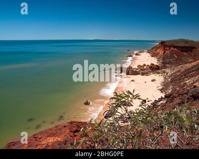 Red Cliffs und Indian Ocean Beach, Pender Bay, Dampier Peninsula, Western Australia Stockfoto