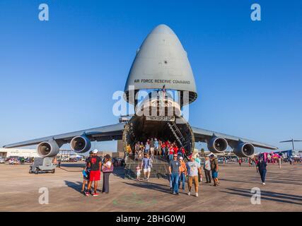 Lockheed C-5M Super Galaxy mit 68. Airlift Squadron bei 2019 Wings Over Houston Airshow im Ellington Field in Houston, Texas. Stockfoto