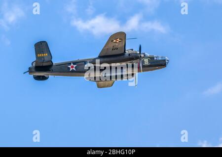 Doolittle Raiders B-25 Replik. Gedenkflugzeuge der Air Force und Nachstellung im Zweiten Weltkrieg bei der 2019 Wings Over Houston Airshow. Stockfoto