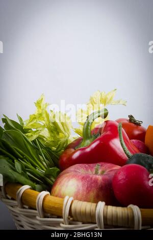 Gemüseset und Obst in einem Korbkorb Stockfoto