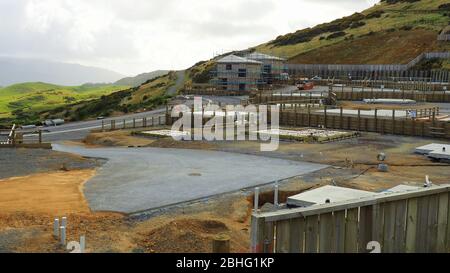 Neue Wohnungen am Rande eines bestehenden Wellington Vororts und drängen nach Norden in Hügel und Ackerland Stockfoto