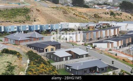 Eine Reihe von Wohnstilen in einer neuen Unterteilung nördlich von Wellington, NZ Stockfoto