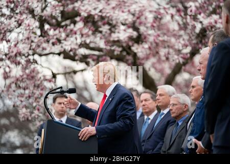 Präsident Donald J. Trump, zusammen mit Vizepräsident Mike Pence und Mitgliedern der Coronavirus Task Force des Weißen Hauses, kündigt auf einer Pressekonferenz am Freitag, den 13. März 2020, im Rosengarten des Weißen Hauses einen nationalen Notfall zur weiteren Bekämpfung des Coronavirus-Ausbruchs an. (USA) Stockfoto