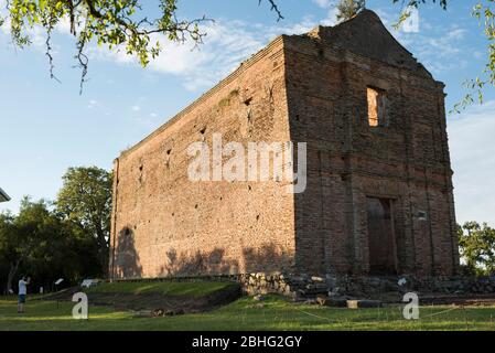 Carmelo, Colonia / Uruguay; 27. Dezember 2018: Junger Mann fotografiert die Ruinen einer alten Jesuitenkirche und Mission in der Estancia del Río de las Vac Stockfoto