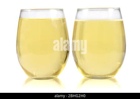 Ein Paar Weingläser ohne Stängel, gefüllt mit Sekt auf weißem Hintergrund. Stockfoto