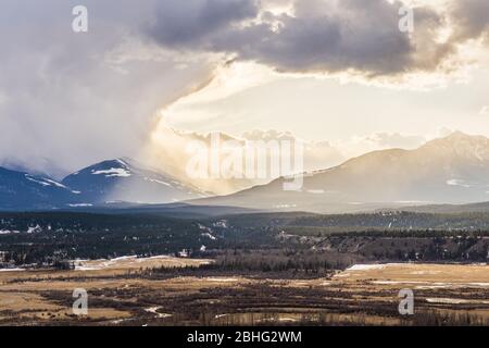 Dramatischer Himmel bei Sonnenuntergang über dem Tal East Kootenay british columbia. Stockfoto