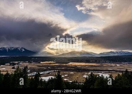 Dramatischer Himmel bei Sonnenuntergang über dem Tal East Kootenay british columbia. Stockfoto