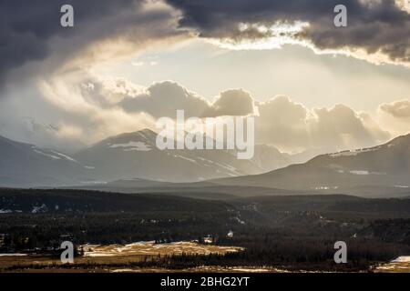 Dramatischer Himmel bei Sonnenuntergang über dem Tal East Kootenay british columbia. Stockfoto