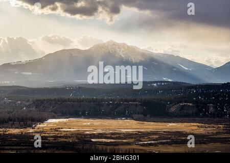 Dramatischer Himmel bei Sonnenuntergang über dem Tal East Kootenay british columbia. Stockfoto