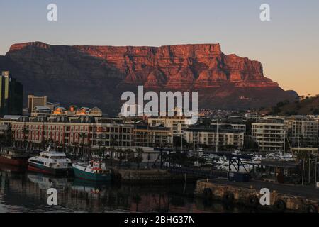 Blick auf den Tafelberg in der V&A Waterfront Stockfoto