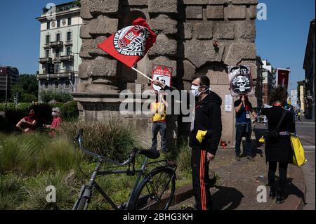 Mailand, Italien. April 2020. Während der Feierlichkeiten zum Befreiungstag kommen Freiwillige der Notwehr und der Einwohner in Porta Romana an.Trotz der Blockade durch die COVID-19-Pandemie feiern Freiwillige der Notwehr den 75. Befreiungstag (Festa della Liberazione) in Mailand, die Feier erinnert an den Sieg der italienischen Partisanen, Dienst im italienischen Widerstand und dem Sturz der Mussolini-Truppen, am Ende des Zweiten Weltkriegs ll. Quelle: SOPA Images Limited/Alamy Live News Stockfoto