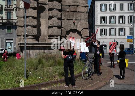 Mailand, Italien. April 2020. Während der Feierlichkeiten zum Befreiungstag kommen Freiwillige der Notwehr und der Einwohner in Porta Romana an.Trotz der Blockade durch die COVID-19-Pandemie feiern Freiwillige der Notwehr den 75. Befreiungstag (Festa della Liberazione) in Mailand, die Feier erinnert an den Sieg der italienischen Partisanen, Dienst im italienischen Widerstand und dem Sturz der Mussolini-Truppen, am Ende des Zweiten Weltkriegs ll. Quelle: SOPA Images Limited/Alamy Live News Stockfoto