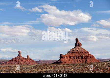 UT00528-00...UTAH - Einstellung Hen Butte und zwei andere in der Ferne, Valley of the Gods, San Juan County, Bureau of Land Management. Stockfoto