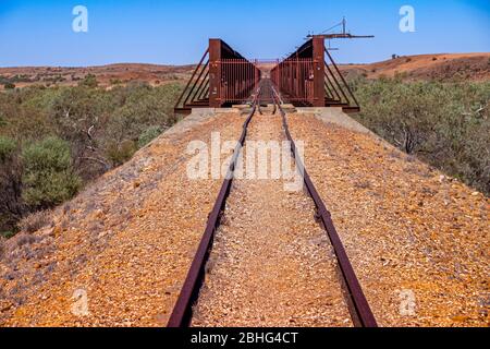 Die Eisenbahnbrücke Algebuckina über den Neales River, historische Stätte Algebuckina auf dem Oodnadatta Track in Südaustralien. Stockfoto