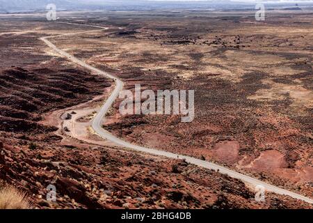 UT00546-00...UTAH - Blick nach unten auf die State Route 261, San Juan County, Bureau of Land Management. Stockfoto