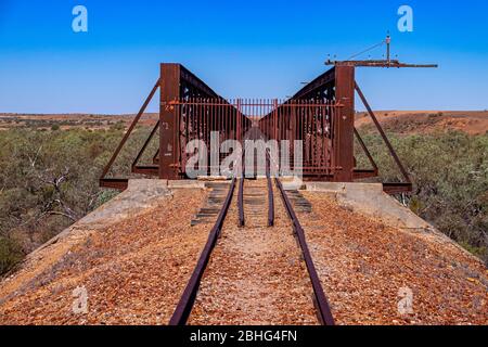 Die Eisenbahnbrücke Algebuckina über den Neales River, historische Stätte Algebuckina auf dem Oodnadatta Track in Südaustralien. Stockfoto