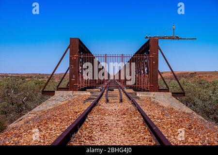 Die Eisenbahnbrücke Algebuckina über den Neales River, historische Stätte Algebuckina auf dem Oodnadatta Track in Südaustralien. Stockfoto