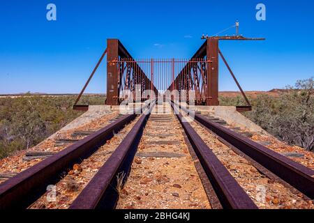 Die Eisenbahnbrücke Algebuckina über den Neales River, historische Stätte Algebuckina auf dem Oodnadatta Track in Südaustralien. Stockfoto