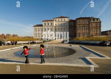 VENARIA, ITALIEN - Dezember 2011: Die Gärten des königlichen Palastes von Venaria Stockfoto