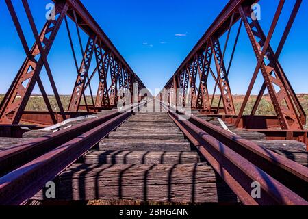 Die Eisenbahnbrücke Algebuckina über den Neales River, historische Stätte Algebuckina auf dem Oodnadatta Track in Südaustralien. Stockfoto