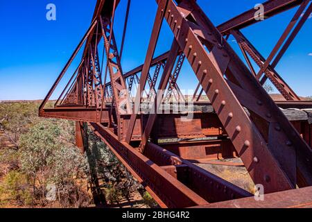 Die Eisenbahnbrücke Algebuckina über den Neales River, historische Stätte Algebuckina auf dem Oodnadatta Track in Südaustralien. Stockfoto