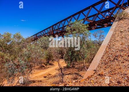 Die Eisenbahnbrücke Algebuckina über den Neales River, historische Stätte Algebuckina auf dem Oodnadatta Track in Südaustralien. Stockfoto