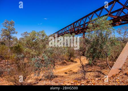 Die Eisenbahnbrücke Algebuckina über den Neales River, historische Stätte Algebuckina auf dem Oodnadatta Track in Südaustralien. Stockfoto