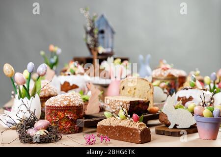 Osterkuchen orthodoxen süßen Brot kulich und bunte Schokoladeneier auf Festtisch Stockfoto
