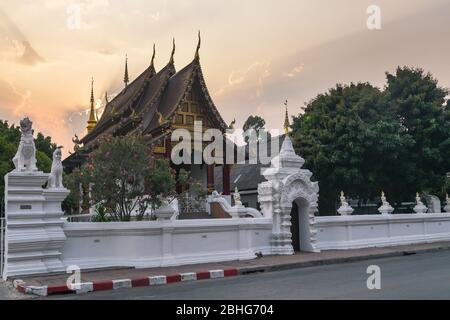 Buddhistische Tempelkapelle im Abendlicht bei Sonnenuntergang. Wat Chang Taem. Chiang Mai, Thailand. Stockfoto