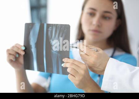 Arzt über Röntgenaufnahmen des Patienten Stockfoto