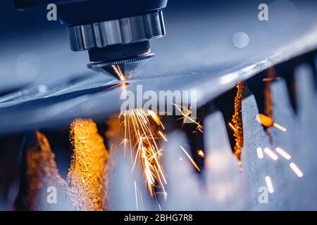 Laser CNC Schneiden von Metall mit Lichtfunken Industrielle Fertigungstechnologie Stockfoto
