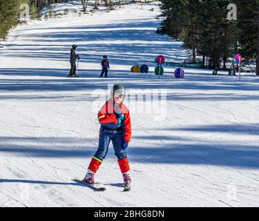 FAIRMONT HOT SPRINGS, KANADA - 16. MÄRZ 2020: freeride-Skifahrer fahren bergab. Stockfoto