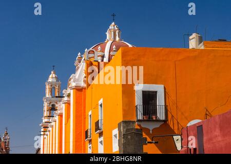 Orangefarbene Fassade Santa Clara de Asis Church Historisches Puebla Mexiko. Clara de Asis war eine weibliche Anhängerin des heiligen Franz von Assisi. Gebaut in 1600 bis 1700 Stockfoto