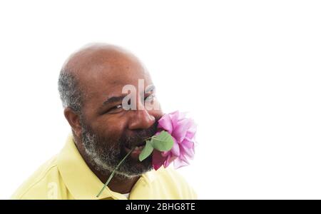 Afroamerikanischer Mann mit einer lila Rose auf weißem Hintergrund. Romantisches Konzept der Liebe, valentinstag oder Muttertag. Weißer Hintergrund mit Kopie Stockfoto