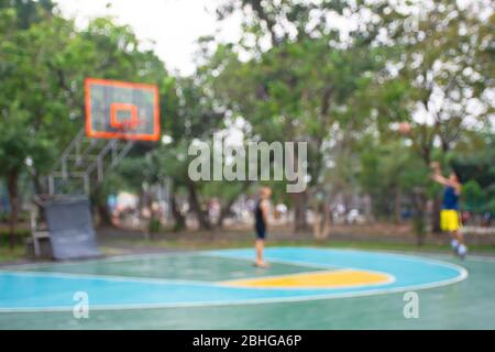 Unscharfes Bild teens Basketball spielen in den Morgen im Park, BangYai Nonthaburi in Thailand. Stockfoto
