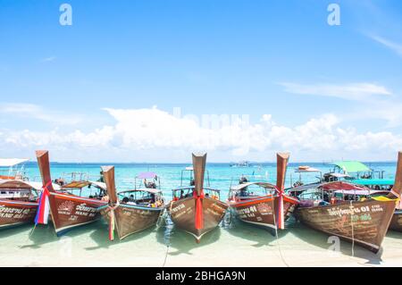 Viele Bootstouren und Touristen am Strand auf Poda Island, Krabi in Thailand. Oktober 13, 2019. Stockfoto