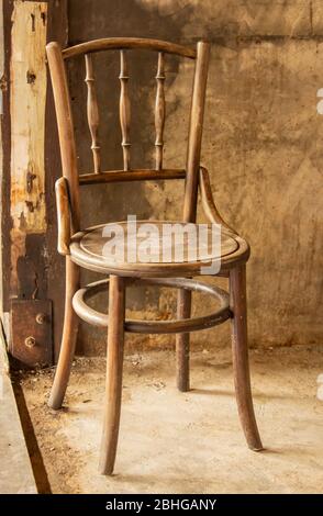 Alte hölzerne Stühle in den Gängen Stockfoto