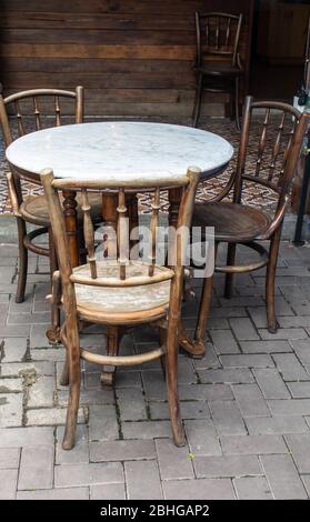 Alte hölzerne Stühle in den Gängen Stockfoto