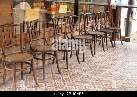 Alte hölzerne Stühle in den Gängen Stockfoto