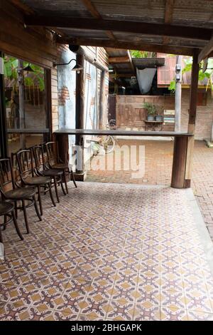 Alte hölzerne Stühle in den Gängen Stockfoto