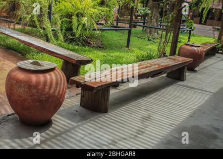 Alte hölzerne Stühle in den Gängen Stockfoto