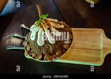 Eis mit hausgemachter Schokolade Stockfoto