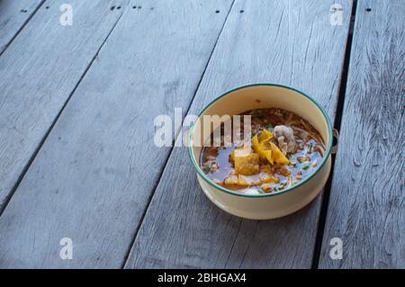 Würzige Nudelsuppe mit Schweinefleisch, den Pinto geben. Stockfoto