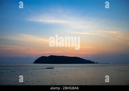 Sonnenuntergang hinter einer Insel im Meer auf Koh Phaghan in Suratthani Thailand. Stockfoto