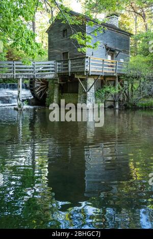 Landschaftlich schöne alte Grist Mill mit aktivem Wasserrad im Stone Mountain Park in Atlanta, Georgia. (USA) Stockfoto