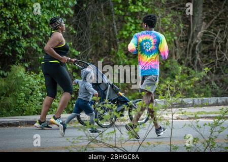 Familie genießt ein gemeinsames Joggen am Abend im Stone Mountain Park in Atlanta, Georgia. (USA) Stockfoto